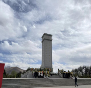 緬懷先烈 砥礪初心——西藏阜康腫瘤醫院組織開展“紅色傳承”掃墓活動